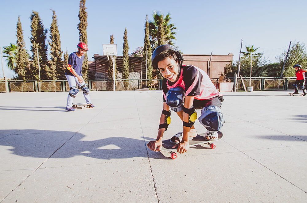 Child from Centre Fiers et Fort skateboarding